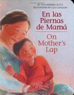 En las piernas de mama = On mother's lap